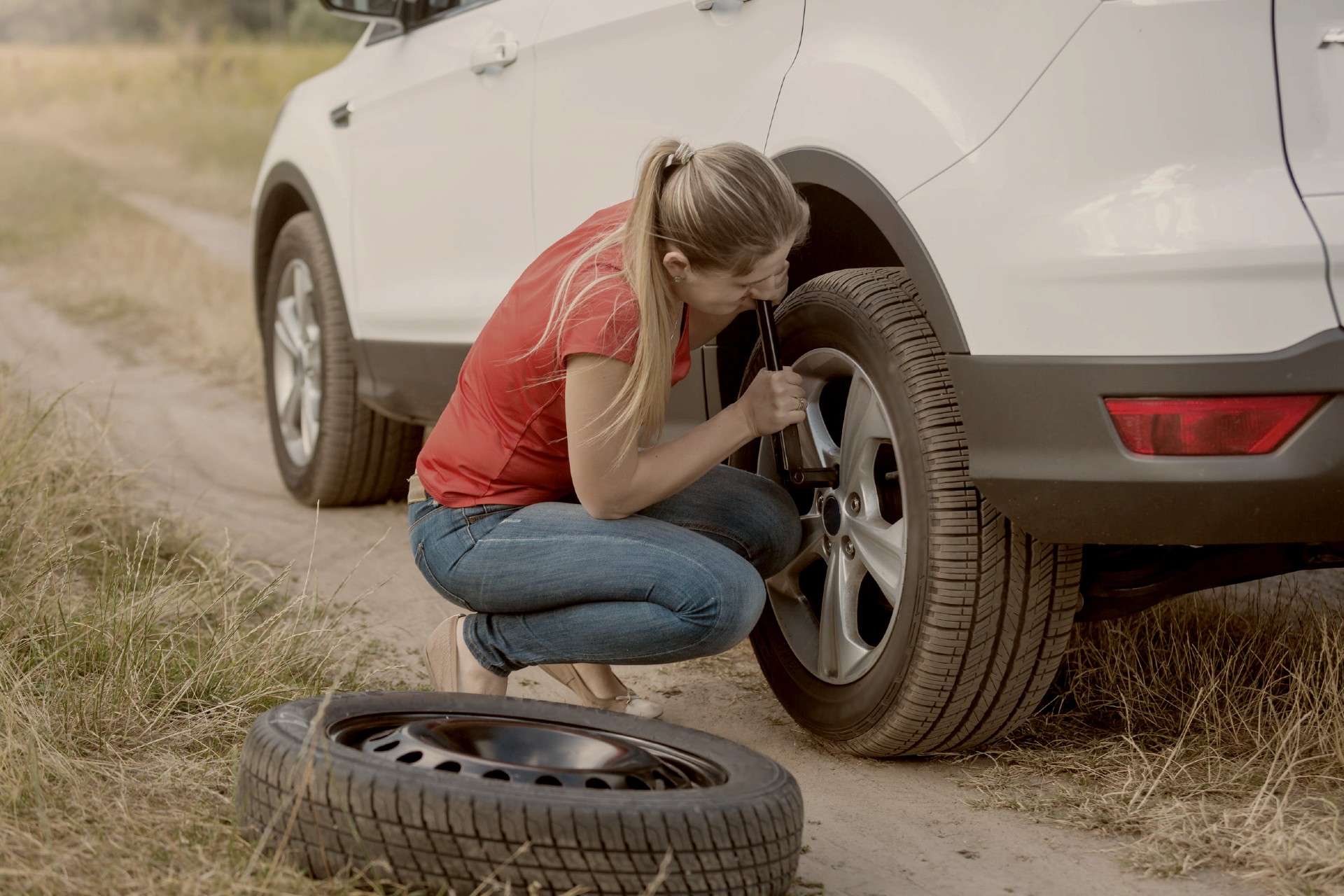 ¿Tienes un pinchazo en la carretera? Sigue estos pasos para estar seguro